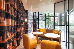 B&B HOTEL Paris Porte des Lilas的休息区