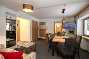salon i jadalnia ze stołem i krzesłami w obiekcie Gurglhof Apartmenthaus w mieście Obergurgl