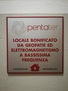 a sign on the wall of a bathroom at B&B Rocciamelone in Susa