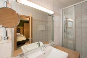 łazienka z umywalką i lustrem w obiekcie Gurglhof Apartmenthaus w mieście Obergurgl +37 zdjęć