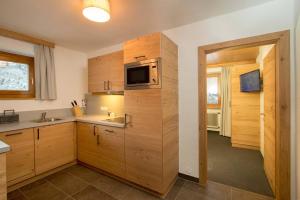 Kuchnia lub aneks kuchenny w obiekcie Gurglhof Apartmenthaus