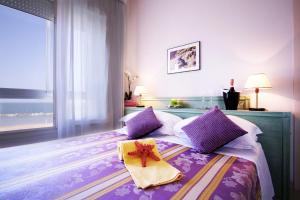 Un dormitorio con una cama con una estrella de mar. en Hotel Villa Sole Resort, en Bellaria-Igea Marina