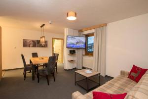 Telewizja i/lub zestaw kina domowego w obiekcie Gurglhof Apartmenthaus