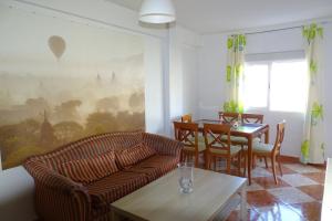salon z kanapą i stołem w obiekcie Bueno, bonito y barato w Maladze