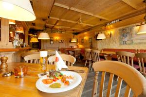 Restoranas ar kita vieta pavalgyti apgyvendinimo įstaigoje Restaurant & Hotel Baumhaus Hagen