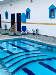 Golden Plaza Dahab Resort في دهب: مسبح بمياه زرقاء امام مبنى