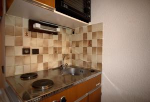 una cocina con fregadero y encimera en EA031 - Studette proche centre des Carroz, en Les Carroz d'Araches