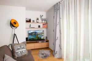 Televízia a/alebo spoločenská miestnosť v ubytovaní Mountain Deluxe