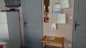 Habitación con nevera, mesa y TV. en EA115 - 2 Pièces 6 Pers proche centre des Carroz, en Les Carroz d'Araches 7 fotos más