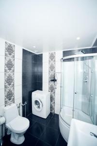een badkamer met een toilet, een douche en een wastafel bij the spirit of Lviv in the apartments in Lviv