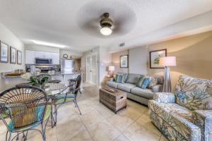 un soggiorno con divano e tavolo di Royal Palms #1006 a Gulf Shores