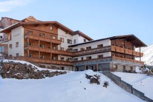budynek z śniegiem przed nim w obiekcie Gurglhof Apartmenthaus w mieście Obergurgl