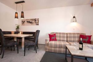 salon z kanapą i stołem w obiekcie Gurglhof Apartmenthaus w mieście Obergurgl