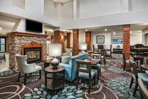 The lounge or bar area at Staybridge Suites Austin Round Rock, an IHG Hotel