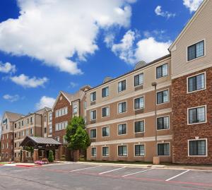 una fila de edificios de apartamentos en una calle en Staybridge Suites Austin Round Rock, an IHG Hotel en Round Rock