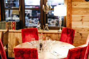 Un restaurante u otro lugar para comer en Hotel Le Castel