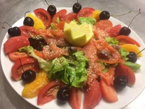 une assiette de fruits et légumes sur une table dans l'établissement Hotel La Portette, aux Orres