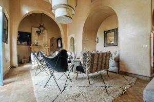 sala de estar con sillas y mesa en una habitación en Villa Akhdar 5 en exclusivité avec piscine privée à la campagne, en Najem