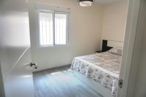 sypialnia z łóżkiem i oknem w obiekcie Relax y playa en la Barrosa w mieście Chiclana de la Frontera +25 zdjęć