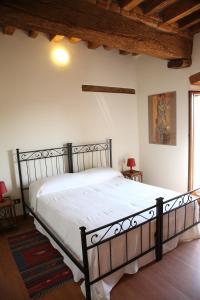1 dormitorio con 1 cama grande en una habitación en B&B Stradivari en Cremona