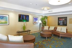 una sala de espera con sofás y sillas en Candlewood Suites San Antonio Airport, an IHG Hotel en San Antonio