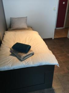 A bed or beds in a room at B&B De Notelaar