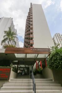 un edificio con escaleras delante de un edificio en (109)Flat Poeta Drummond Jardins (Apt Particular), en São Paulo
