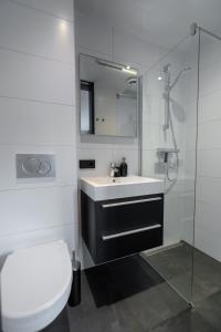 2 Houseboat Suites Amsterdam Prinsengracht في أمستردام: حمام مع حوض ومرحاض ومرآة