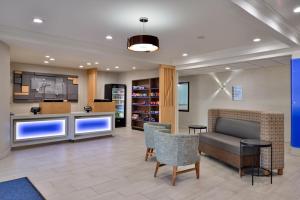 una sala de espera en un hospital con mesa y sillas en Holiday Inn Express Hotel & Suites North Kansas City by IHG, en Kansas City