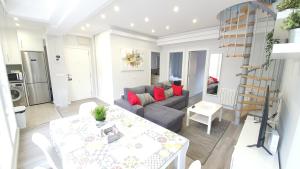 a living room with a couch and a table at Fantástico apartamento, cerca de todo, para disfrutar de la ciudad in A Coruña