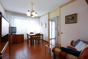 een woonkamer met een bank en een tafel bij PrimoPiano - San Dionigi in Milaan