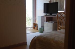 sypialnia z łóżkiem i telewizorem na półce w obiekcie Ito - Hotel / Vacation STAY 64402 w mieście Ito