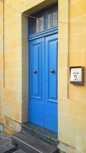 ビクトリアにあるCittadella b&bの建物側の青い扉