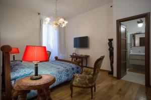 Telewizja i/lub zestaw kina domowego w obiekcie B&B BONE NOVELLE dimora storica palazzo zuzi