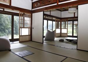 Zimmer mit Glastüren und einem Zimmer mit Tisch in der Unterkunft Setouchi Cominca Stays Hiroshima furousen / Vacation STAY 64497 in Shōbara