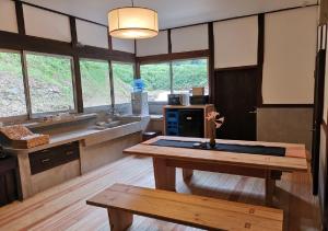 eine große Küche mit einem Tisch und einer Arbeitsplatte in der Unterkunft Setouchi Cominca Stays Hiroshima furousen / Vacation STAY 64497 in Shōbara