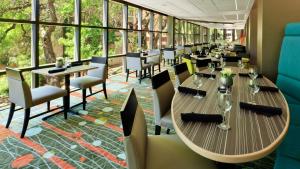 En restaurant eller et spisested på Holiday Inn San Antonio-Riverwalk, an IHG Hotel