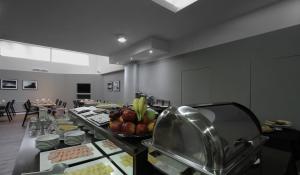 Hotel 8 de Octubre في بوينس آيرس: مطبخ مع طاولة عليها فاكهة