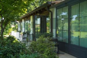 a screened in porch with a table and chairs at Villa Franca Casa Vacanze in Passirano