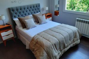 a bedroom with a large bed and a window at Departamento en el centro de Bariloche bb in San Carlos de Bariloche