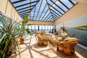 オーシャンシティにあるGolden Sandsの天窓と椅子と植物のある温室