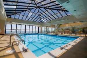 オーシャンシティにあるGolden Sandsの大きなガラス天井の大型スイミングプール