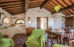 cocina con mesa y sillas en una habitación en Cottage Le Pozze, en Sinalunga