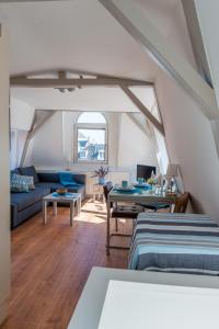 阿姆斯特丹的住宿－城市之頂公寓，客厅配有沙发和桌子