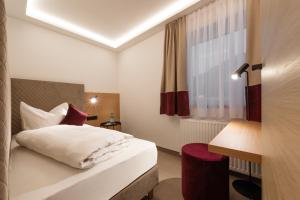 Letto o letti in una camera di Hotel Hennersberg