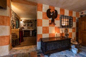 Faedis的住宿－TORRE DEL GRIFONE nel medioevo di Cividale del Friuli，一间设有瓷砖墙和桌子的房间