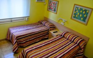 Łóżko lub łóżka w pokoju w obiekcie Hostal El Jardín