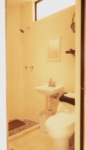 Hotel Juliantla في Juliantla: حمام مع مرحاض ومغسلة