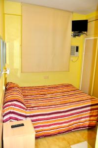 Łóżko lub łóżka w pokoju w obiekcie Hostal El Jardín