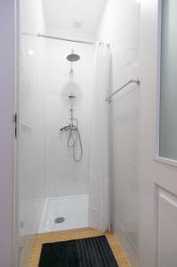 un bagno con doccia con porta in vetro di Change The World Hostels - Porto - Santa Catarina a Porto